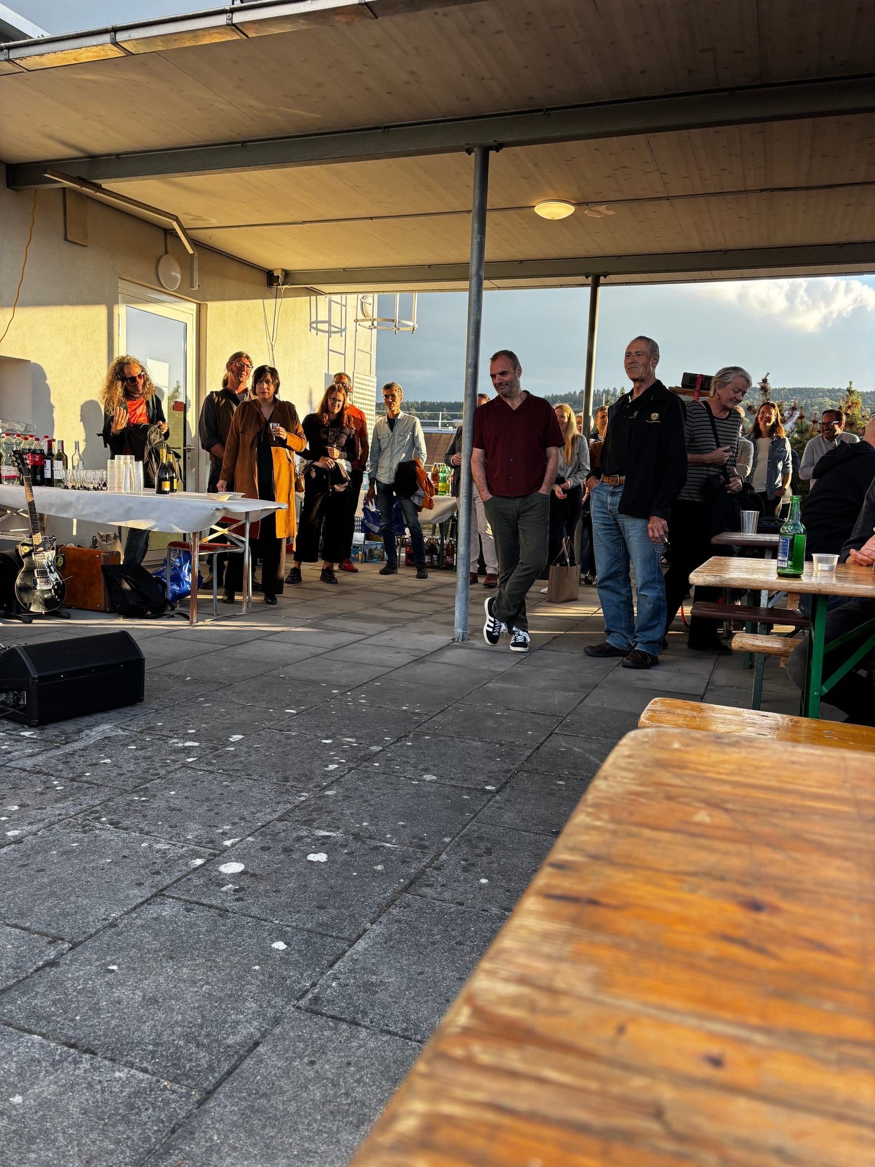 25 Jahre Kampagnenforum: Gäste unter dem Vordach der Terrasse