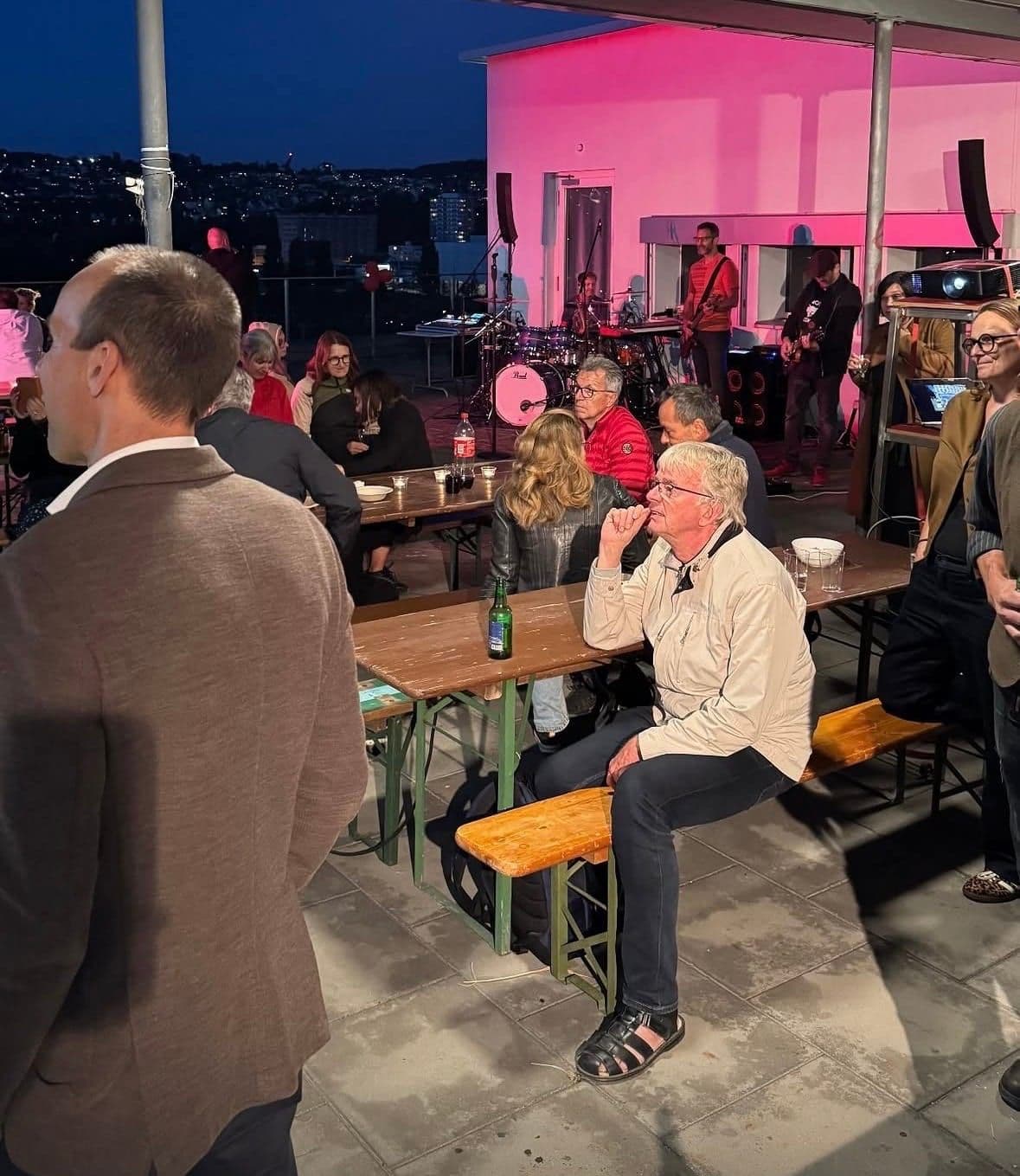 25 Jahre Kampagnenforum: Gäste an Festbänken am Abend