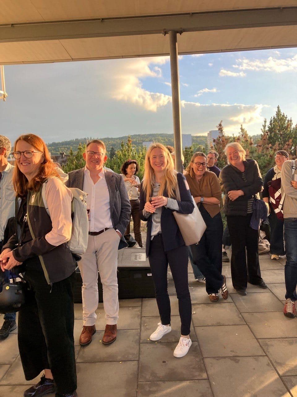 25 Jahre Kampagnenforum: Gäste auf der Terrasse im Abendlicht